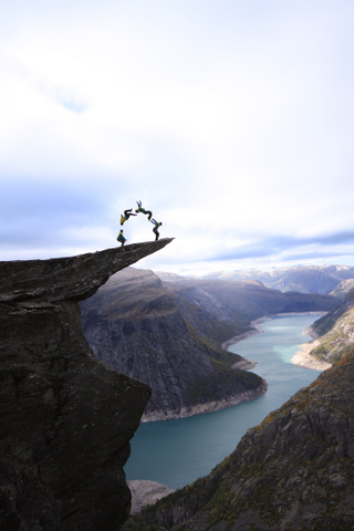 Illustration for article titled Beautiful Norwegian cliff is a nightmare for those afraid of heights